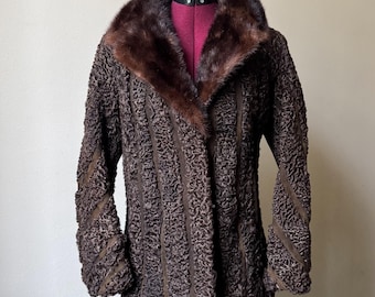 Vintage gekruld bruin jasje van perzisch lamsleer met nertskraag suède gestreept