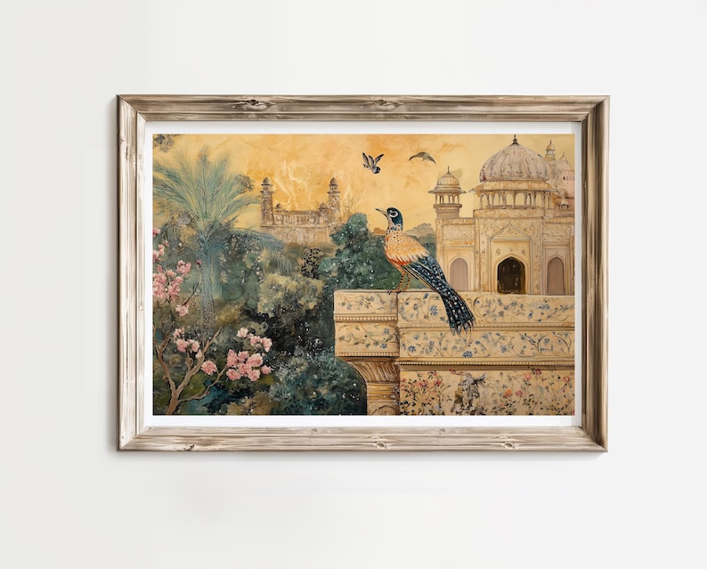 Op de afbeelding: Een aquarel schilderij van een vogel die op een muur zit met een gedetailleerd bloemenontwerp. De vogel is blauw, zwart en oranje met een lange staart. De muur is versierd met ingewikkelde patronen en een gebouw op de achtergrond. Het schilderij heeft een vintage esthetiek.