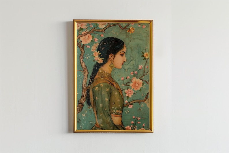 K&ouml;nnte beinhalten: Ein gerahmtes Gem&auml;lde einer Frau in einem gr&uuml;n-goldenen Kleid, mit zur&uuml;ckgek&auml;mmten Haaren, die mit Blumen geschm&uuml;ckt sind. Der Hintergrund ist blaugr&uuml;n mit einem floralen Muster.