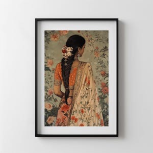 Puede incluir: Una mujer con un atuendo tradicional indio se encuentra en un jard&iacute;n con un fondo floral. Lleva un sari largo y fluido de color naranja y blanco con bordados intrincados. Su cabello est&aacute; peinado en una trenza con flores blancas.