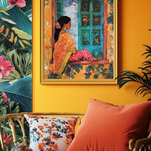 Peut inclure: Une peinture encadr&eacute;e repr&eacute;sentant une femme en sari color&eacute; assise pr&egrave;s d'une fen&ecirc;tre. La fen&ecirc;tre a une porte verte et est entour&eacute;e de vignes. La peinture est plac&eacute;e sur un mur jaune.