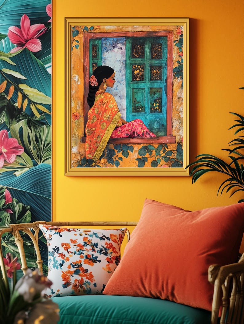 Peut inclure: Une peinture encadr&eacute;e repr&eacute;sentant une femme en sari color&eacute; assise pr&egrave;s d'une fen&ecirc;tre. La fen&ecirc;tre a une porte verte et est entour&eacute;e de vignes. La peinture est plac&eacute;e sur un mur jaune.