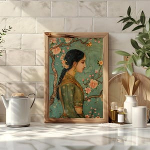 K&ouml;nnte beinhalten: Ein Gem&auml;lde im Vintage-Stil einer Frau in einem gr&uuml;nen Kleid, die vor einem bl&uuml;henden Baum steht. Der Hintergrund ist hellblau. Die Frau hat dunkles Haar und tr&auml;gt eine goldene Halskette.
