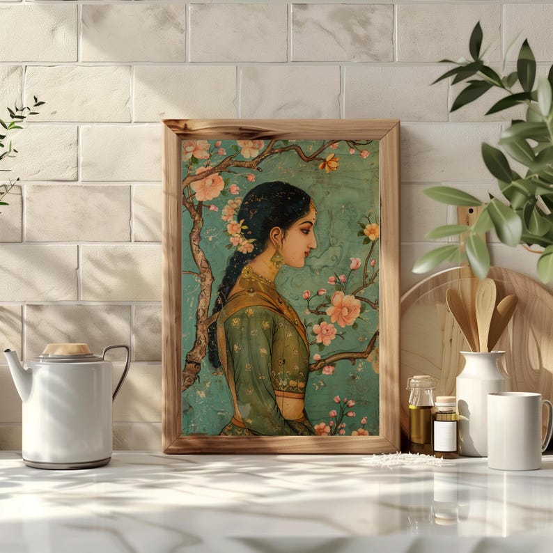 K&ouml;nnte beinhalten: Ein Gem&auml;lde im Vintage-Stil einer Frau in einem gr&uuml;nen Kleid, die vor einem bl&uuml;henden Baum steht. Der Hintergrund ist hellblau. Die Frau hat dunkles Haar und tr&auml;gt eine goldene Halskette.