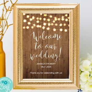 Pode incluir: Um sinal de casamento imprimível com um fundo de madeira rústico e luzes de corda. O sinal diz "Bem-vindos ao nosso casamento!" com os nomes do casal e a data do casamento abaixo.