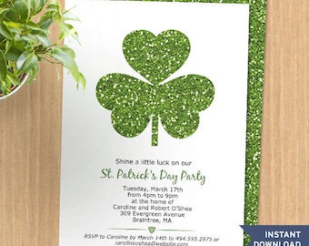 Könnte beinhalten: Eine weiße Einladungskarte für eine St. Patrick's Day Party mit einem großen grünen Glitzer-Kleeblatt. Der Text lautet: Shine a little luck on our St. Patrick's Day Party, Tuesday, March 17th, 4pm to 9pm, Caroline and Robert O'Shea, 309 Evergreen Avenue, Braintree, MA.