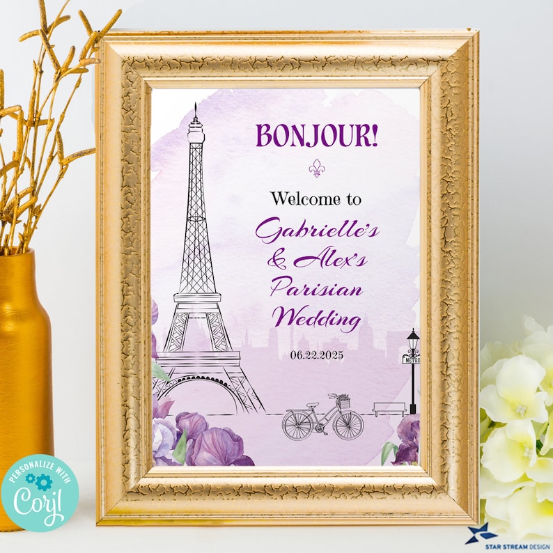 K&ouml;nnte beinhalten: Ein druckbares Hochzeitsschild mit einem Aquarellhintergrund in Violett- und Rosat&ouml;nen. Das Schild zeigt eine Schwarzwei&szlig;illustration des Eiffelturms, eines Fahrrads und einer Stra&szlig;enlaterne. Der Text auf dem Schild lautet "Bonjour! Willkommen zur Pariser Hochzeit von Gabrielle und Alex 06.22.2025".