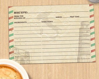 Könnte beinhalten: Eine Rezeptkarte im Vintage-Stil mit einem verblassten Hintergrund und einem Bild des Schiefen Turms von Pisa. Die Karte hat Linien zum Aufschreiben des Rezeptnamens, der Zutaten, der Anweisungen, der Portionsgröße und der Zubereitungszeit.