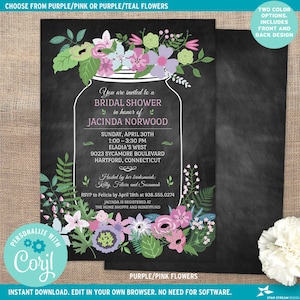 Pode incluir: Um convite para um ch&aacute; de panela imprim&iacute;vel com um fundo de quadro-negro. O convite apresenta um frasco de vidro cheio de flores roxas, cor-de-rosa e verdes. O texto no convite diz "Voc&ecirc; est&aacute; convidada para um Ch&aacute; de Panela em homenagem a Jacinda Norwood".