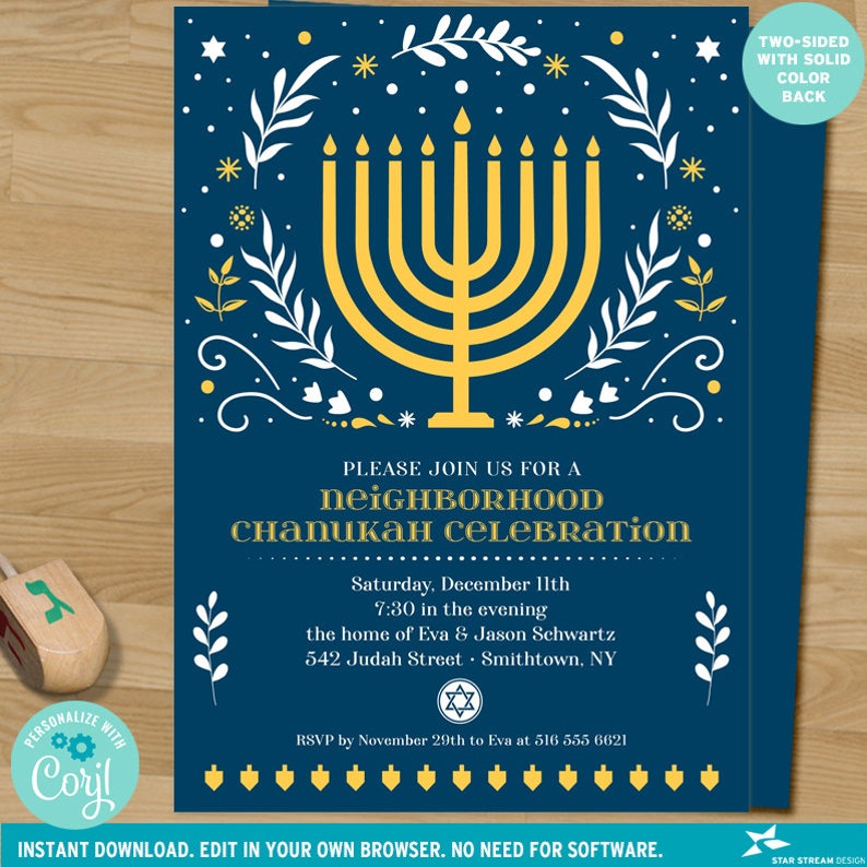 K&ouml;nnte beinhalten: Eine dunkelblaue rechteckige Einladungskarte mit einer goldenen Menora-Grafik, wei&szlig;en botanischen Akzenten und dem Text: PLEASE JOIN US FOR A NEIGHBORHOOD CHANUKAH CELEBRATION, Saturday, December 11th, 7:30 in the evening, the home of Eva & Jason Schwartz, 542 Judah Street, Smithtown, NY, RSVP by November 29th to Eva at 516 555 6621.