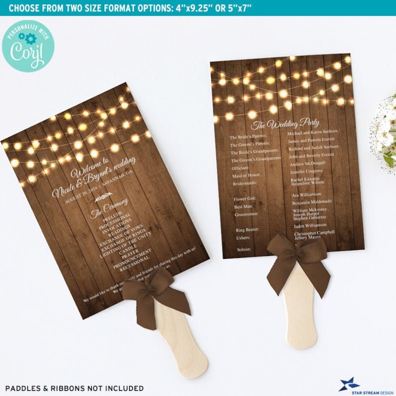 K&ouml;nnte beinhalten: Rustikaler Hochzeitsprogramm-F&auml;cher mit braunem Band. Das Programm hat einen Holzmaserungshintergrund mit Lichterketten und dem Text "Willkommen zur Hochzeit von Nicole und Bryant". Das Programm enth&auml;lt die Reihenfolge der Zeremonie und die Hochzeitsgesellschaft.