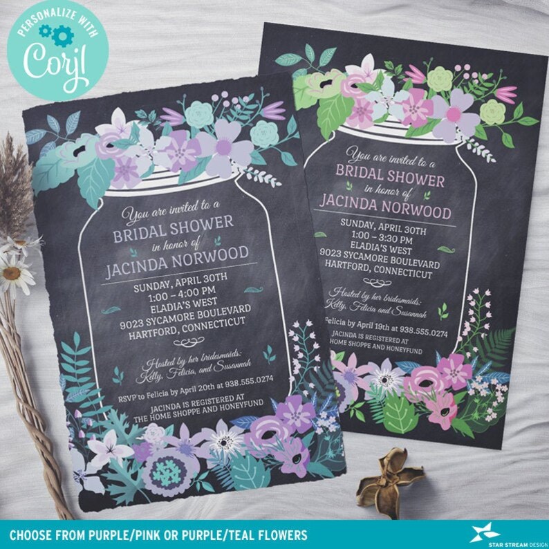 Pode incluir: Um convite para um ch&aacute; de panela estilo quadro-negro com um frasco de pedreiro cheio de flores roxas, cor-de-rosa e azul-esverdeado. O convite diz "Voc&ecirc; est&aacute; convidada para um Ch&aacute; de Panela em homenagem a Jacinda Norwood" e inclui a data, hora e local do evento. O texto tamb&eacute;m inclui os nomes das damas de honra que est&atilde;o organizando o evento e as informa&ccedil;&otilde;es de registro para a noiva.