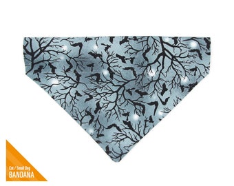Halloween Katzen Bandana - "Hexenstunde - Nächtliche Fledermäuse auf blau-grau Bandana für Katze + kleiner Hund / Over-the-Collar Bandana."