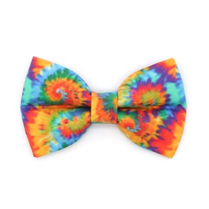 Może przedstawiać: Kolorowy krawat w stylu tie-dye z wzorem spiralnym w odcieniach niebieskiego, pomarańczowego, ż&oacute;łtego, zielonego i fioletowego.