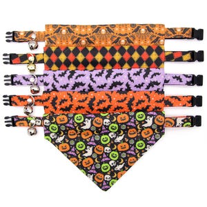 Puede incluir: Una colecci&oacute;n de pa&ntilde;uelos para mascotas con tem&aacute;tica de Halloween con varios dise&ntilde;os. Los dise&ntilde;os incluyen murci&eacute;lagos, calabazas, fantasmas y calaveras en naranja, morado, negro y amarillo. Cada pa&ntilde;uelo tiene una hebilla negra y una peque&ntilde;a campana plateada.