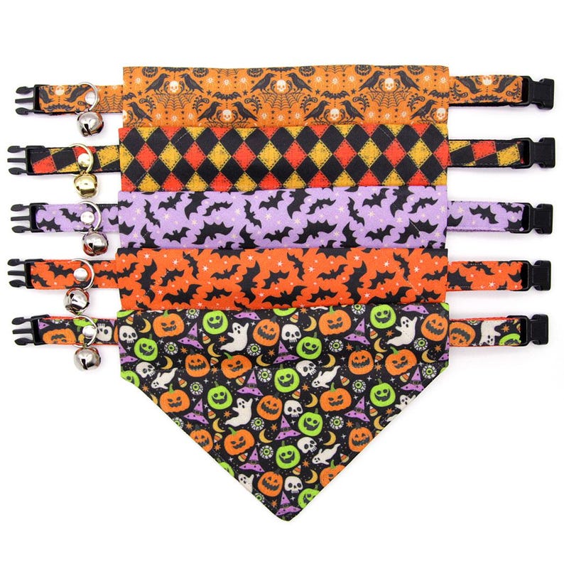 Puede incluir: Una colecci&oacute;n de pa&ntilde;uelos para mascotas con tem&aacute;tica de Halloween con varios dise&ntilde;os. Los dise&ntilde;os incluyen murci&eacute;lagos, calabazas, fantasmas y calaveras en naranja, morado, negro y amarillo. Cada pa&ntilde;uelo tiene una hebilla negra y una peque&ntilde;a campana plateada.
