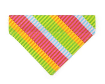 Bandana listrada para gatos - "Sonho Tecnicolor" - Bandana moderna e divertida com estampa de arco-íris para gatos e cães de pequeno porte / Estilo verão, artístico, anos 80, descolado / Bandana de vestir