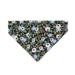 Rifle Paper Co® Cat Bandana - "Belladonna" - Bandana floreale nera per gatto + cane di piccola taglia / Estate, primavera / Bandana scorrevole / Sopra il colletto