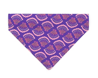 Bandana para Gato com Estampa de Conchas - "Sereia do Mar" - Bandana Roxa para Gatos e Cães de Pequeno Porte / Verão, Oceano, Art Déco, Japonês, Sereia / Bandana de Encaixe