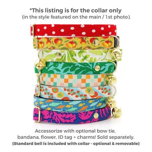 K&ouml;nnte beinhalten: Ein Stapel bunter Katzenhalsb&auml;nder mit verschiedenen Mustern, darunter Punkte, Pfirsiche und florale Designs. Jedes Halsband hat eine goldfarbene Glocke. Text auf dem Bild lautet: "This listing is for the collar only." und "Accessorize with optional bow tie, bandana, flower, ID tag + charms!"