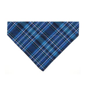 Peut inclure: Un bandana pour chien à carreaux bleus, avec un motif tartan classique. Le bandana triangulaire présente une base bleu foncé et des lignes entrecroisées bleu clair et blanches. Le tissu semble être tissé.