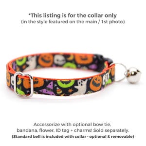 Puede incluir: Un collar para mascotas con tem&aacute;tica de Halloween con fondo negro y ribete naranja. El collar presenta un patr&oacute;n de calabazas, fantasmas, sombreros de bruja y caramelos. Tiene una hebilla de metal plateado y una peque&ntilde;a campana.