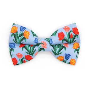 Katzen Fliege - "Tulpenfelder - Periwinkle" - Rifle Paper Co® Florale Fliege für Katzenhalsband / Frühling, Ostern, Blau / Katze + Fliege für kleine Hunde