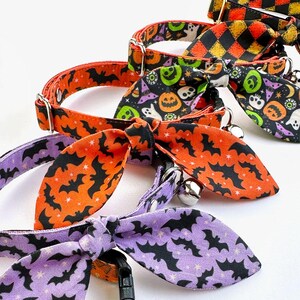 Puede incluir: Collares para mascotas con tem&aacute;tica de Halloween con pajaritas. Los collares presentan patrones naranjas, morados y negros con murci&eacute;lagos, calabazas y otros dise&ntilde;os espeluznantes. Cada collar tiene una campana plateada.