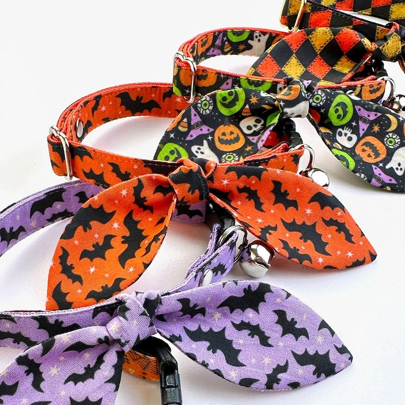 Puede incluir: Collares para mascotas con tem&aacute;tica de Halloween con pajaritas. Los collares presentan patrones naranjas, morados y negros con murci&eacute;lagos, calabazas y otros dise&ntilde;os espeluznantes. Cada collar tiene una campana plateada.
