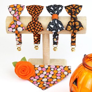 Peut inclure: Quatre colliers pour chat sur le th&egrave;me d'Halloween avec n&oelig;uds papillon et cloches. Les colliers pr&eacute;sentent diff&eacute;rents motifs, notamment des citrouilles, des fant&ocirc;mes et des motifs &agrave; carreaux. Un bandana &agrave; motif de citrouille rose et orange est &eacute;galement pr&eacute;sent&eacute;.