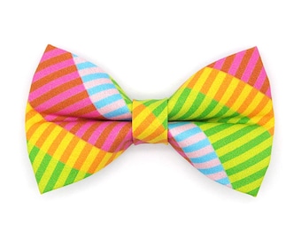 Gravata Borboleta Arco-Íris para Gatos - "Sonho Tecnicolor" - Gravata Borboleta Listrada Moderna e Divertida para Coleira de Gato / Verão, Artística, Anos 80 / Gravata Borboleta para Gatos, Gatinhos e Cães de Pequeno Porte