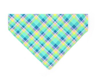Bandana xadrez para gatos - "Breeze" - Bandana azul-turquesa de verão para gatos e cães de pequeno porte / Estilo preppy de primavera, menta e turquesa / Bandana de vestir / Para usar sobre a coleira