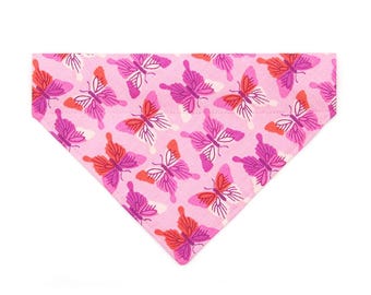 Bandana para Gato com Borboletas - "Jardim de Borboletas" - Bandana Rosa para Gato e Cachorro Pequeno / Borboletas, Fofa, Feminina / Primavera e Verão / Bandana de Encaixe