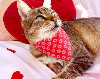 "Katzen Bandana - ""Pucker Up"" - Valentinstag Bandana für Katze + kleine Hunde / Rosa & Roter Lippenstift Küsse / Schiebe-Bandana / Over-the-Collar."