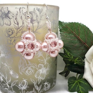 Boucles d&#39;oreilles roses faites à la main avec perle rose : cadeau cristal de Rivoli plaqué argent