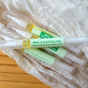 An easy and convenient cuticle and nail oil in a pen like container with attached brush. Use morning and night for strong, healthy nails and cuticles. Contains jojoba oil, sweet almond oil, and vitamin e oil.