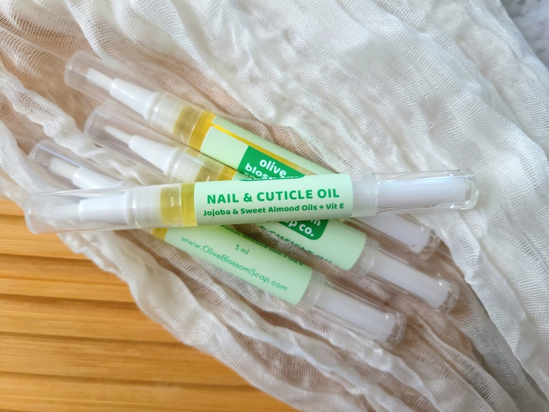 An easy and convenient cuticle and nail oil in a pen like container with attached brush. Use morning and night for strong, healthy nails and cuticles. Contains jojoba oil, sweet almond oil, and vitamin e oil.