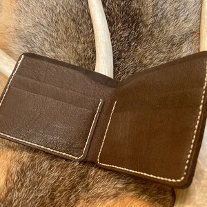 Monedero bifold de cuero minimalista simple cosído a mano