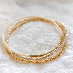 Silber und Gold Perlen Armband, Elastische Rocailles Minimalist Stapelbar, Boho, Schmuck für jeden Tag Geschenk für Sie