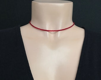 Granaat choker ketting, kralen ketting, minimalistische ketting, sierlijke ketting donkerrode ketting, delicate ketting, zaad kraal choker, voor haar