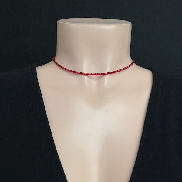 Collier choker grenat, collier perlé, collier minimaliste, collier rouge foncé collier délicat, collier délicat, choker de perles de graines, pour elle