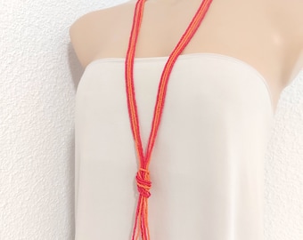 Long collier de perles orange et rouge, saumon et rouge rosé, collier multi brins v, collier de style boho perlé, collier femme