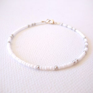 Armband med vita seed beads, flera storlekar - fotledssmycken, vänskapsarmband, minimalistiskt