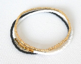 Schwarz Weiß und Gold, Perlen Stretch Armbänder, Stapel Armbänder, zierliches Armband, elastisches Armband, Rocailles Armbänder. Set Armbänder