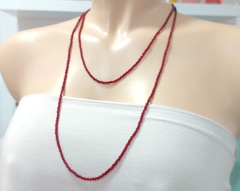 Long collier de grenat perlé délicat, collier boho, collier de perles de graines bordeaux, collier rouge foncé à un brin, cadeaux de demoiselles d'honneur