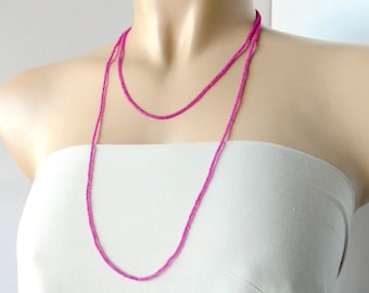 Hete roze gelaagdheid ketting, boho ketting, hete roze sierlijke kralen ketting, gelaagde ketting, fuchsia zaad kralen ketting