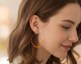 Pendientes de aro delicados con cuentas naranjas, joyería de estilo bohemio, aros delicados en plata de ley.