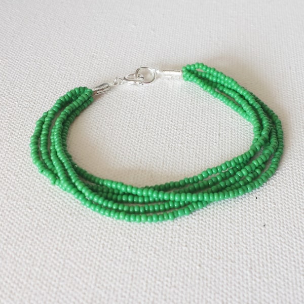 Bracciale verde Kelly, braccialetto multifilo, gioielli di perline di semi, braccialetto di perline di semi, braccialetto di perline, regalo da damigella d'onore, braccialetto da damigella d'onore, regalo