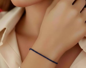 Marinblått fint armband, blått pärlarmband, enkelt armband, små pärlor, mörkblått