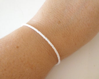 Bracelet perlé minimaliste blanc, bracelet de perles de graines, bracelet de fille de fleur, bracelet simple, bracelet d’amitié, bracelet à un brin, cadeau